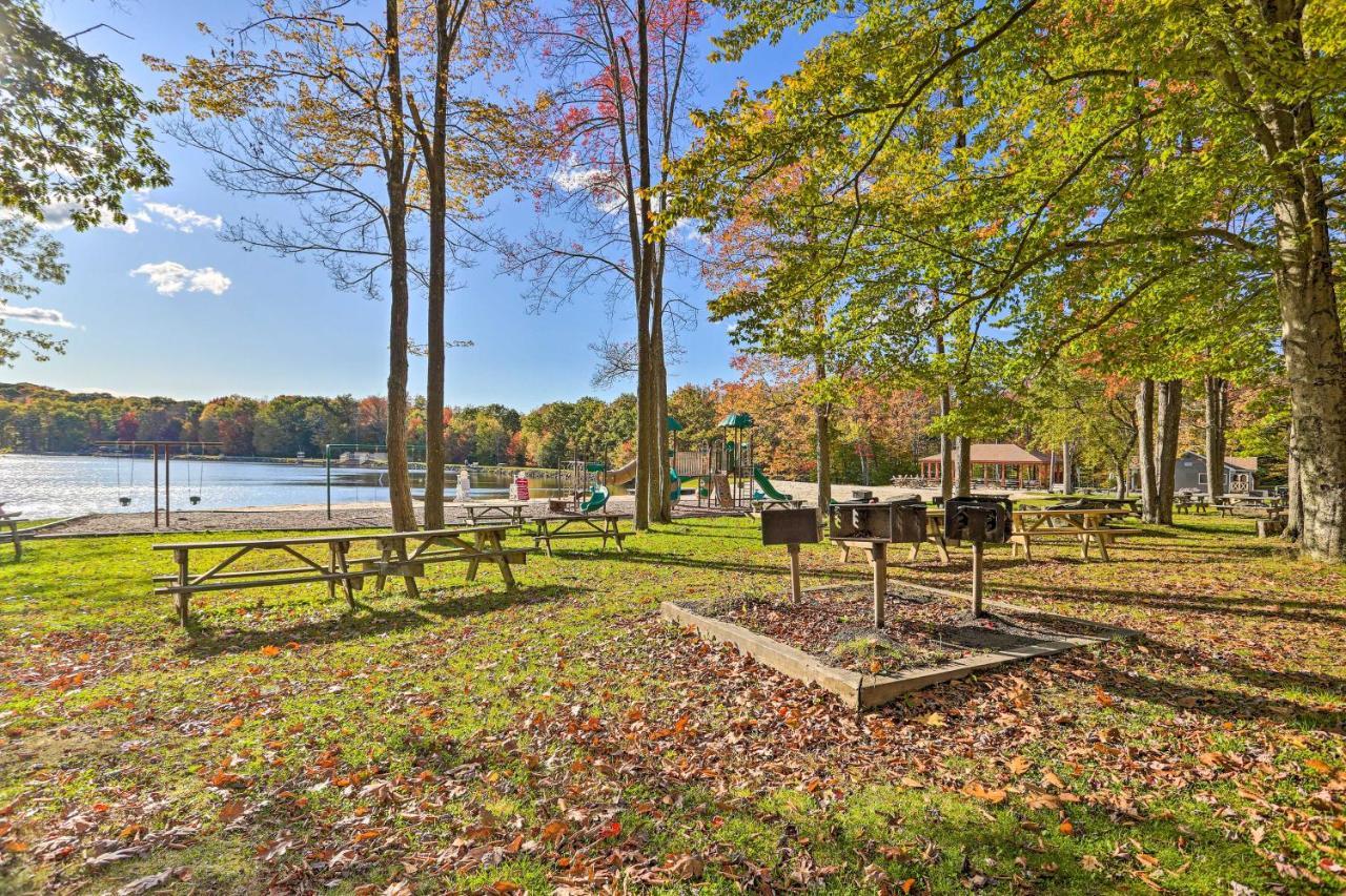 Сasa de vacaciones Poconos Getaway With Fire Pit 1 Block To Lake!