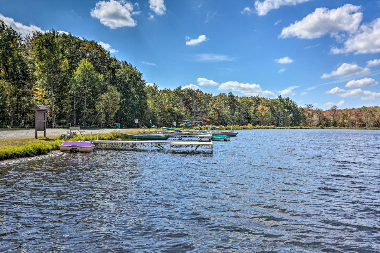 Holiday home Poconos Getaway With Fire Pit 1 Block To Lake! *