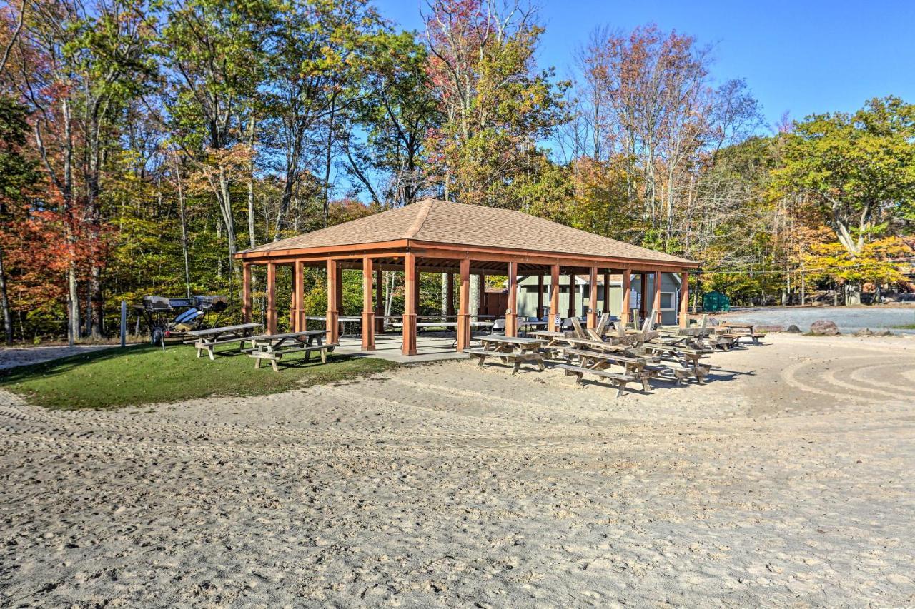 Poconos Getaway With Fire Pit 1 Block To Lake! * Pocono Lake