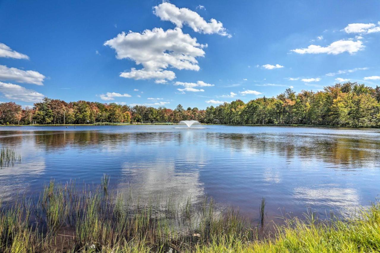 Poconos Getaway With Fire Pit 1 Block To Lake! Holiday home