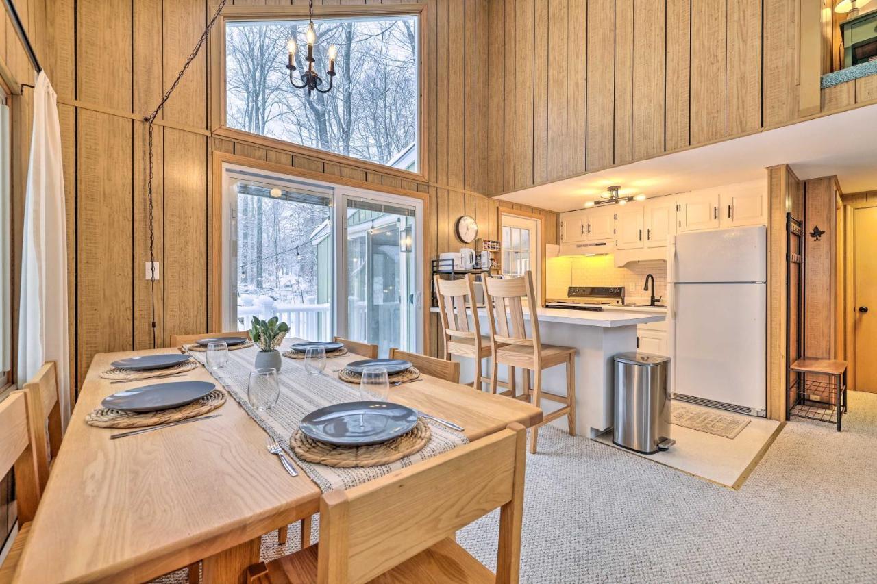 Poconos Getaway With Fire Pit 1 Block To Lake!