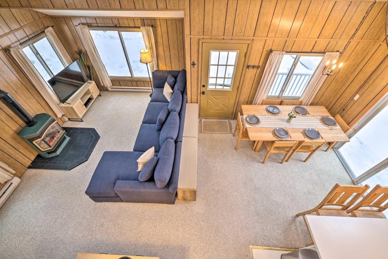Poconos Getaway With Fire Pit 1 Block To Lake! Holiday home Pocono Lake