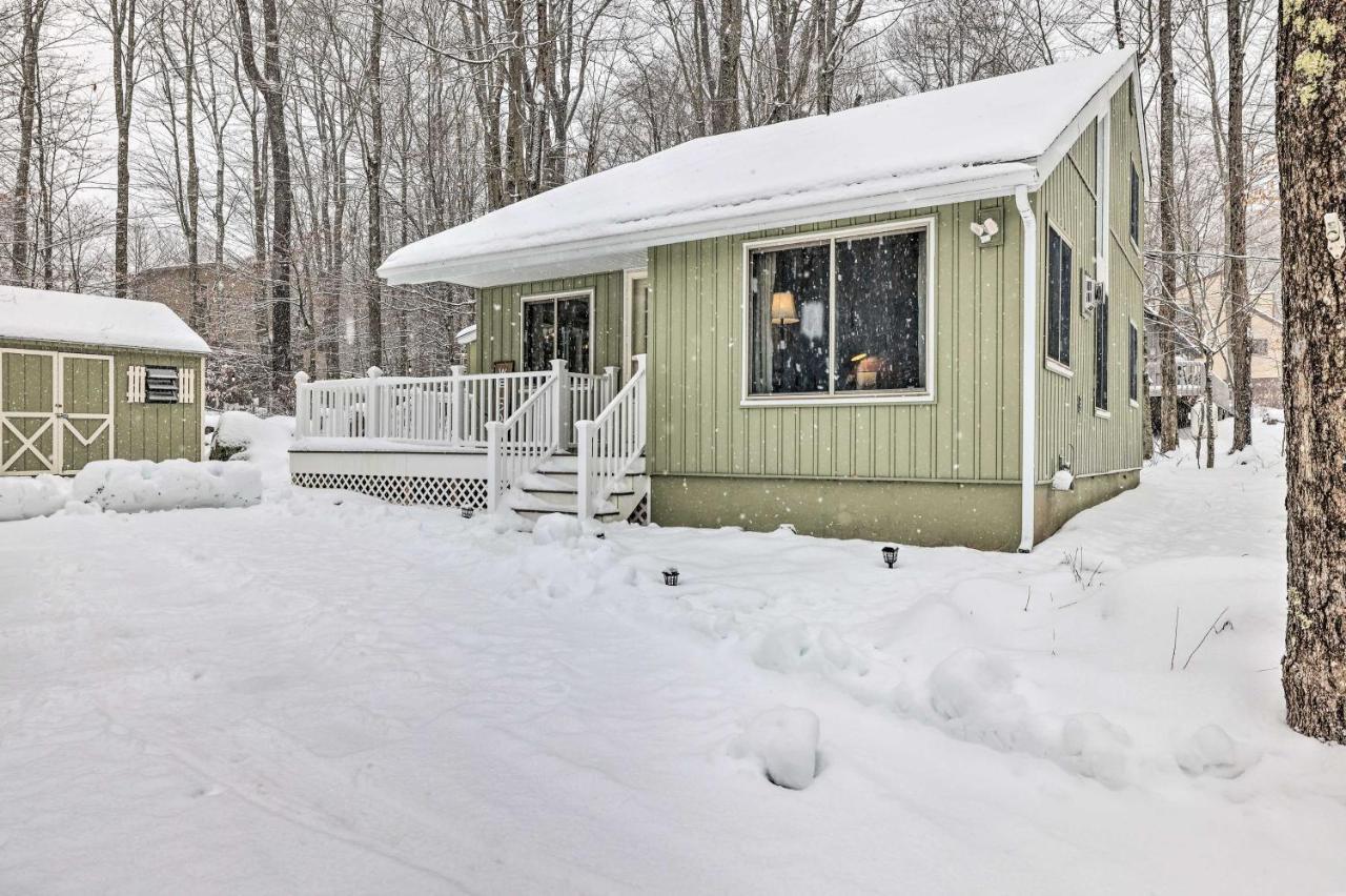 Poconos Getaway With Fire Pit 1 Block To Lake! Holiday home