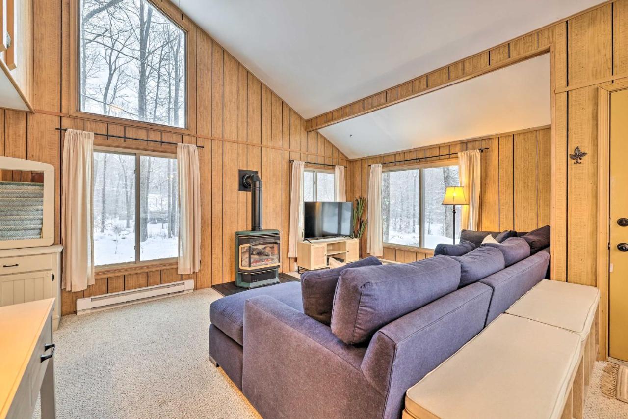 Holiday home Poconos Getaway With Fire Pit 1 Block To Lake! Pocono Lake