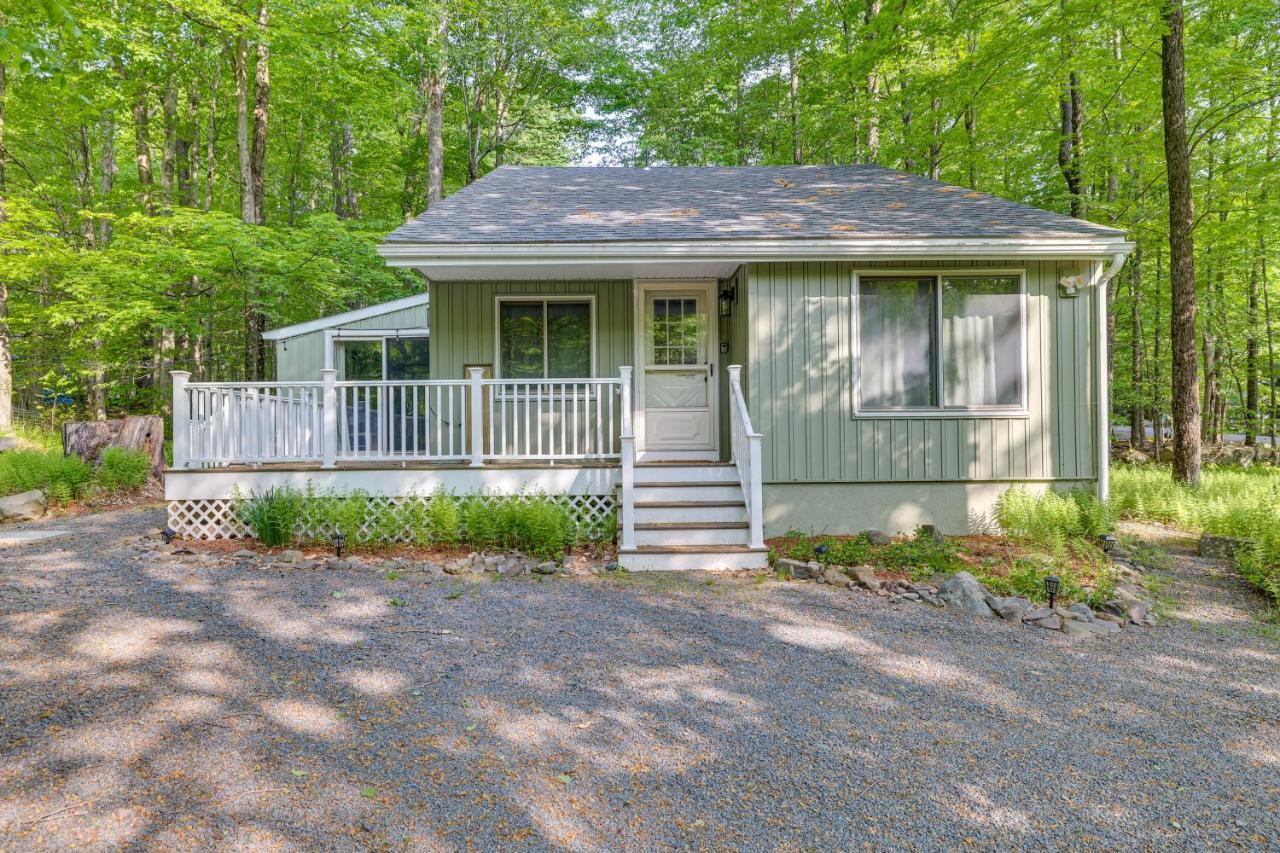 Poconos Getaway With Fire Pit 1 Block To Lake!