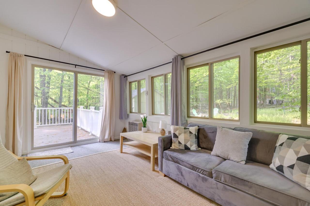 Poconos Getaway With Fire Pit 1 Block To Lake! Holiday home *