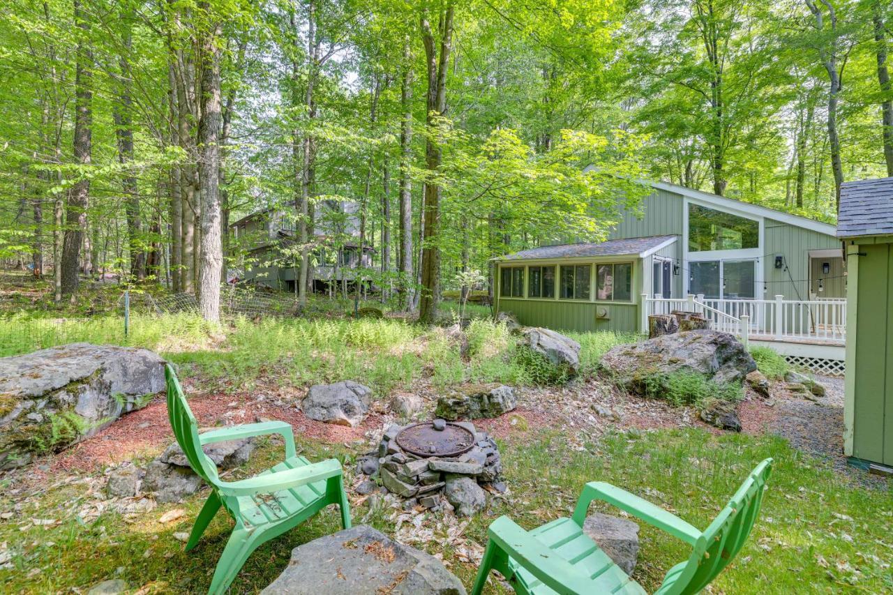 Poconos Getaway With Fire Pit 1 Block To Lake! Holiday home