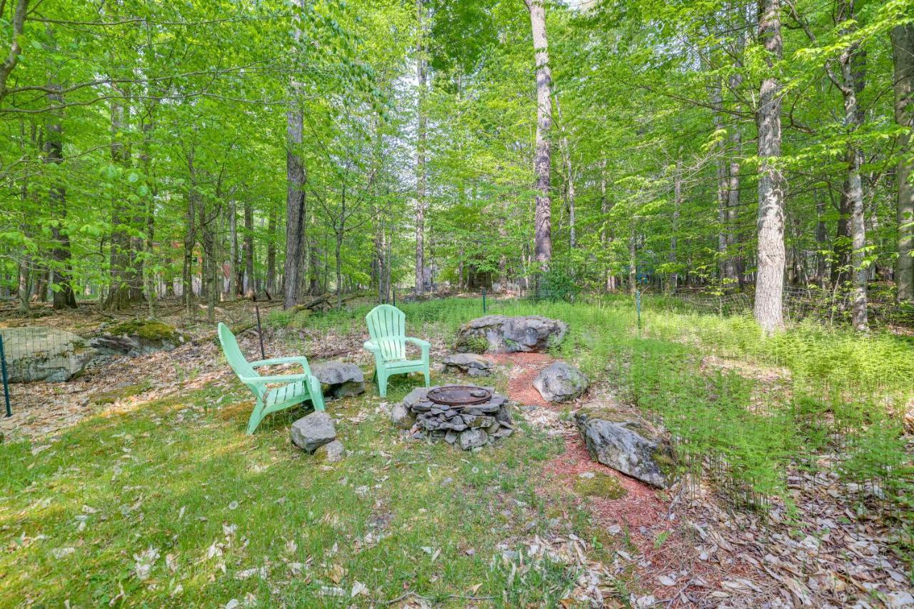Poconos Getaway With Fire Pit 1 Block To Lake! Holiday home